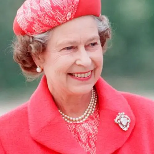 Queen Elizabeth in cullinan v brooch
